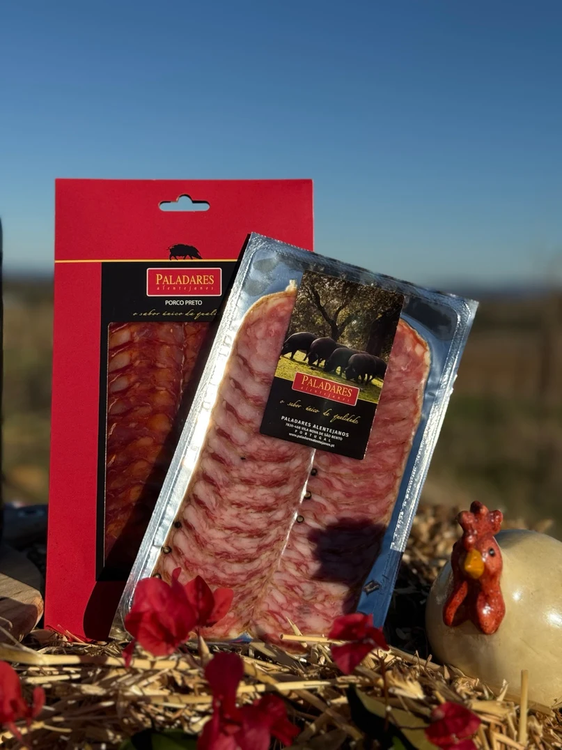 Enchidos alentejanos numa mesa de produtos regionais