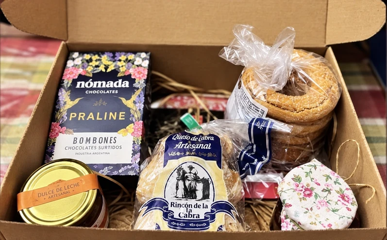 Cabaz de 2025 aberto, com produtos e chocolates