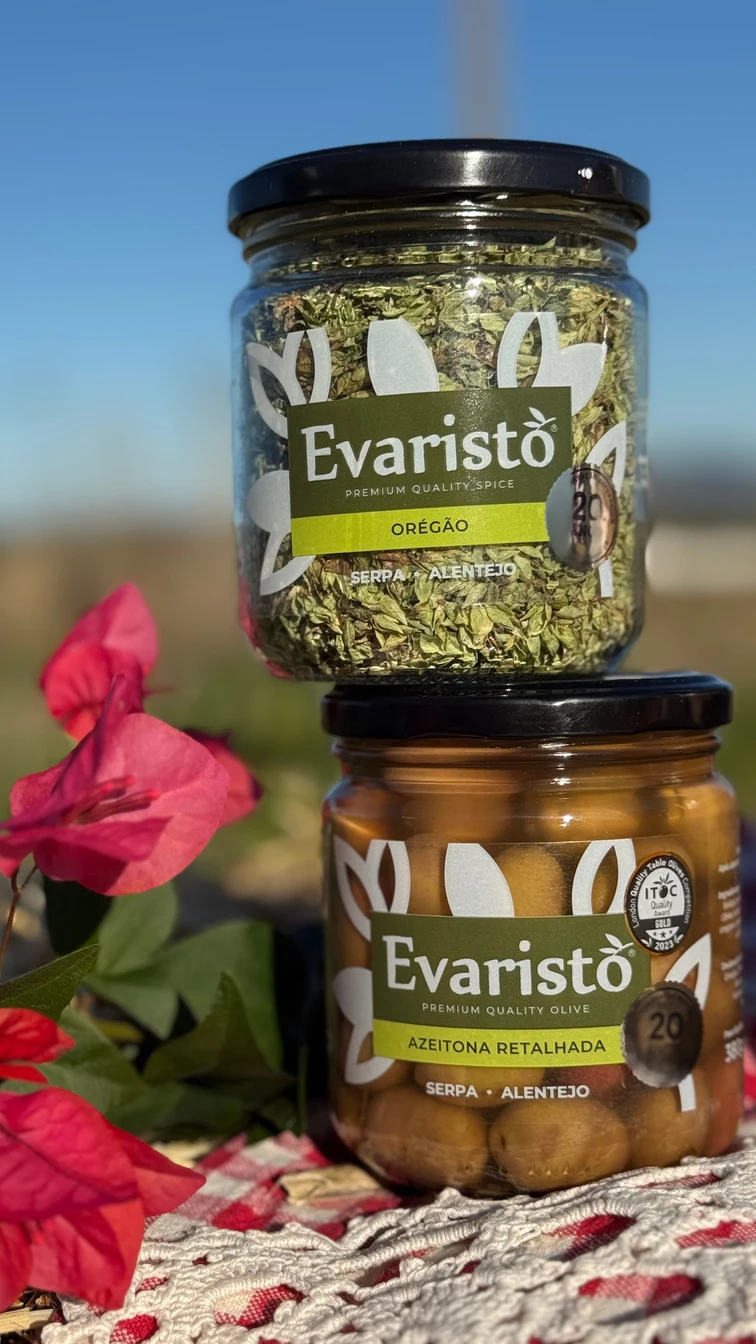 Frascos de azeitonas e orégãos Evaristo